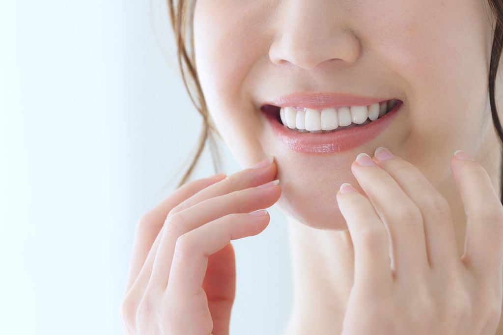 前歯の虫歯はどう治す？<br>詰め物・被せ物の種類や虫歯にならないための予防法などを解説！